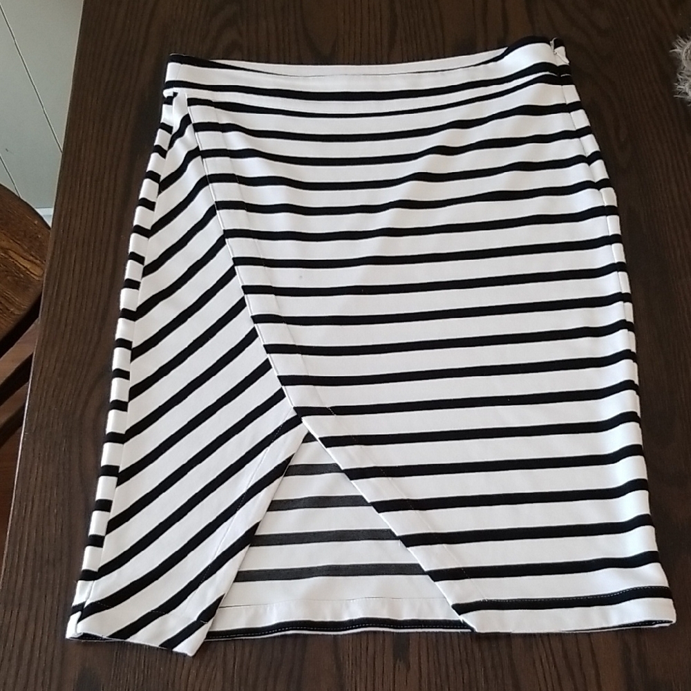 Cupcakes & Cashmere Black and White Striped Pencil Skirt. Size M